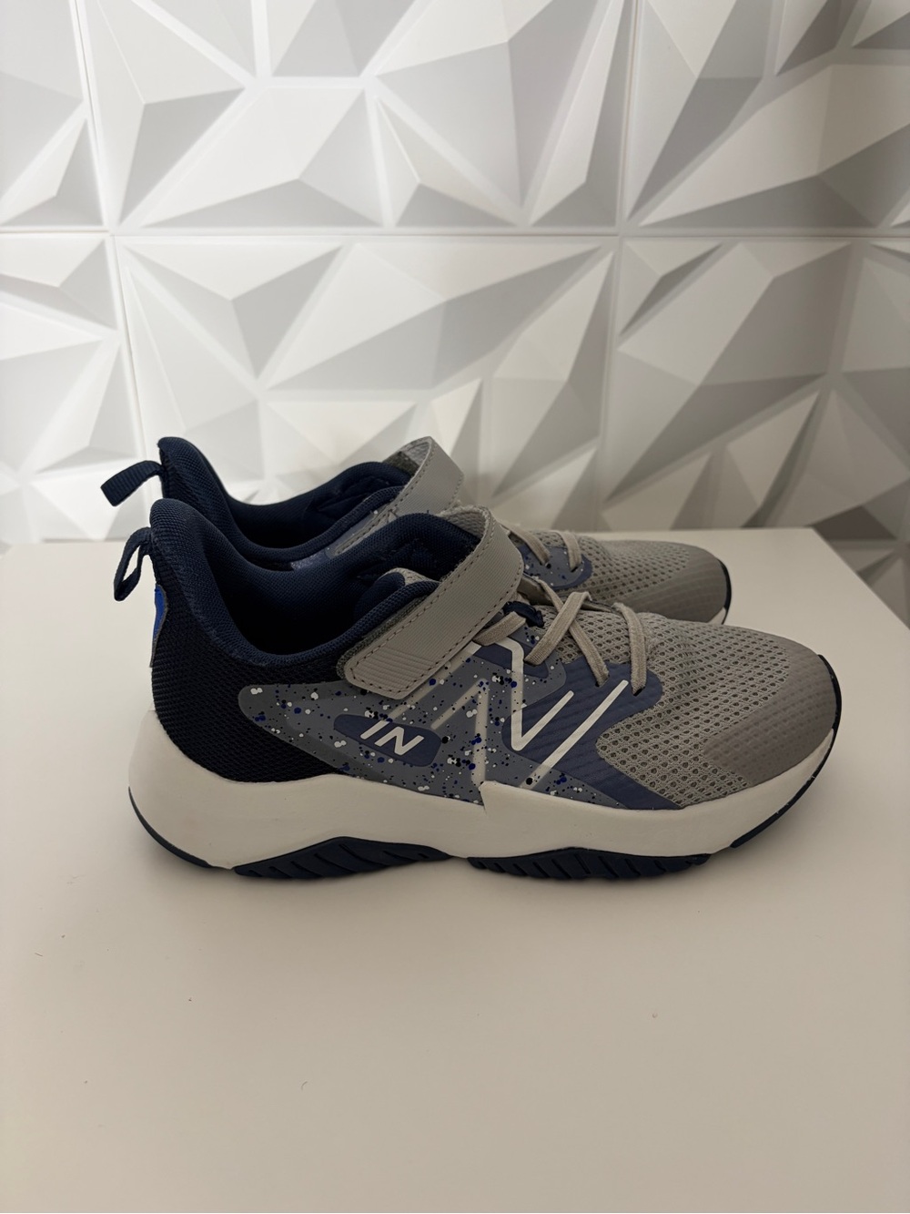 New Balance Rave Run v2 Bungee Lace with Top Strap- Big Kid Size 5